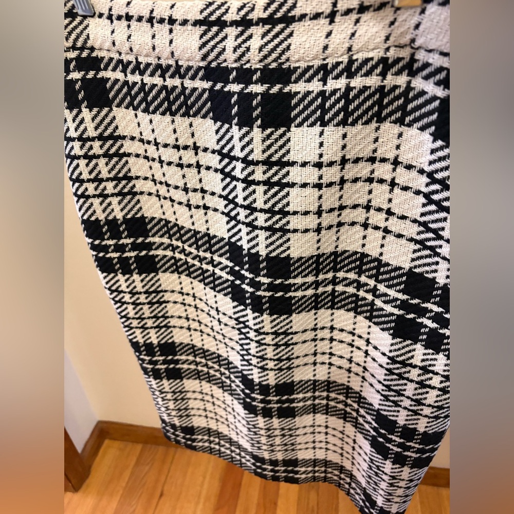 Talbots Black and White Plaid Pencil Skirt
Talbots 
Size :6  BRAND NEW - Picture 5 of 8